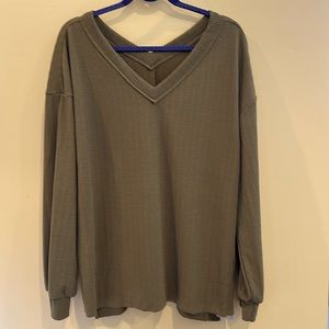 Woman’s XL Emery Rose V-neck Too